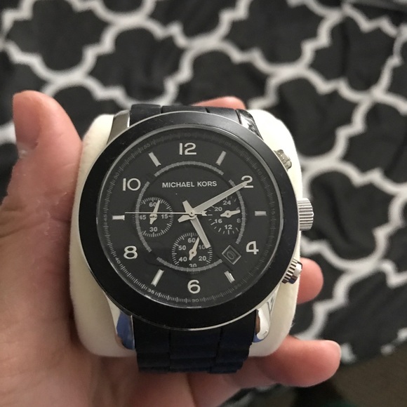 Michael Kors Classic Look - Picture 2 of 4